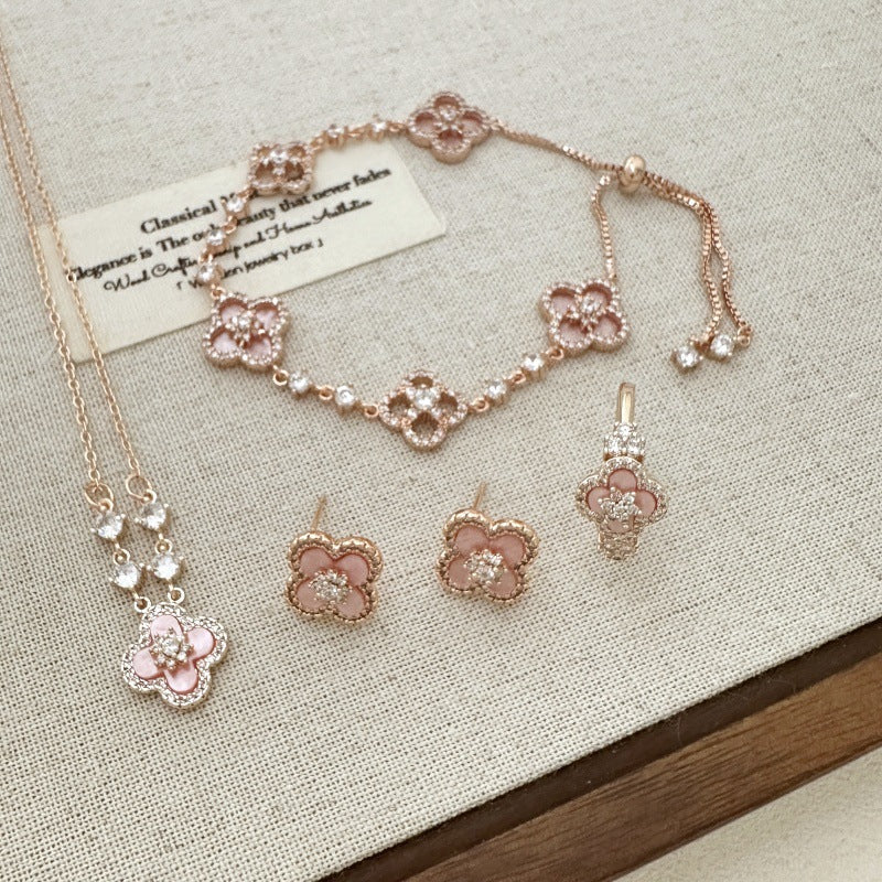 ピンクのクローバーの花とジルコンのローズゴールドのイヤリング、ネックレス、ブレスレット、リングのセット