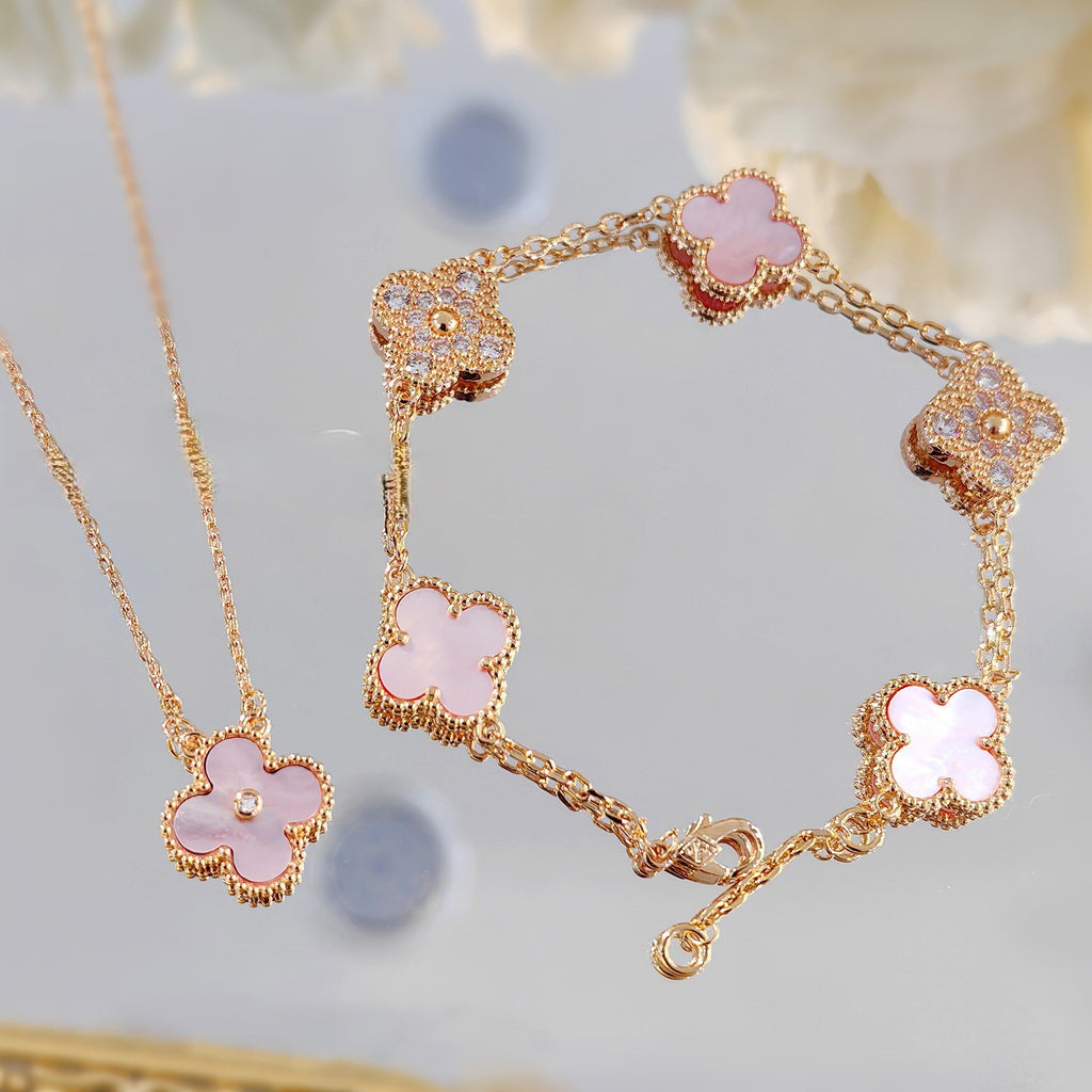 ダイヤモンドをあしらったピンクのフリチラリア四つ葉のクローバーの花のネックレスとイヤリングのセット