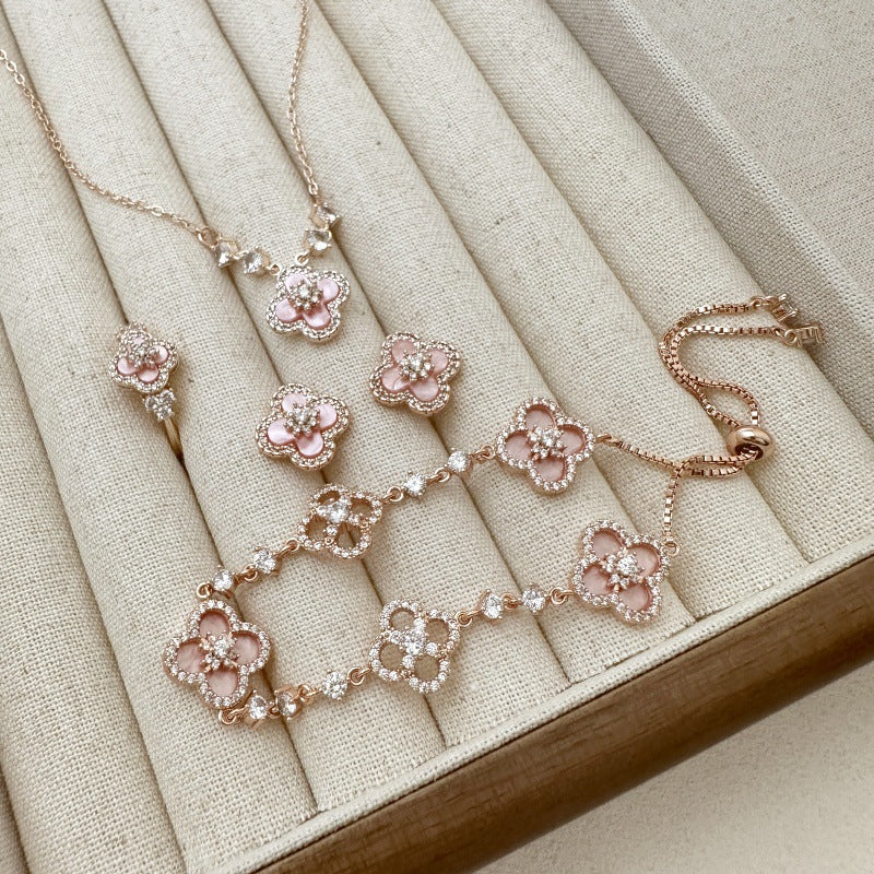 ピンクのクローバーの花とジルコンのローズゴールドのイヤリング、ネックレス、ブレスレット、リングのセット