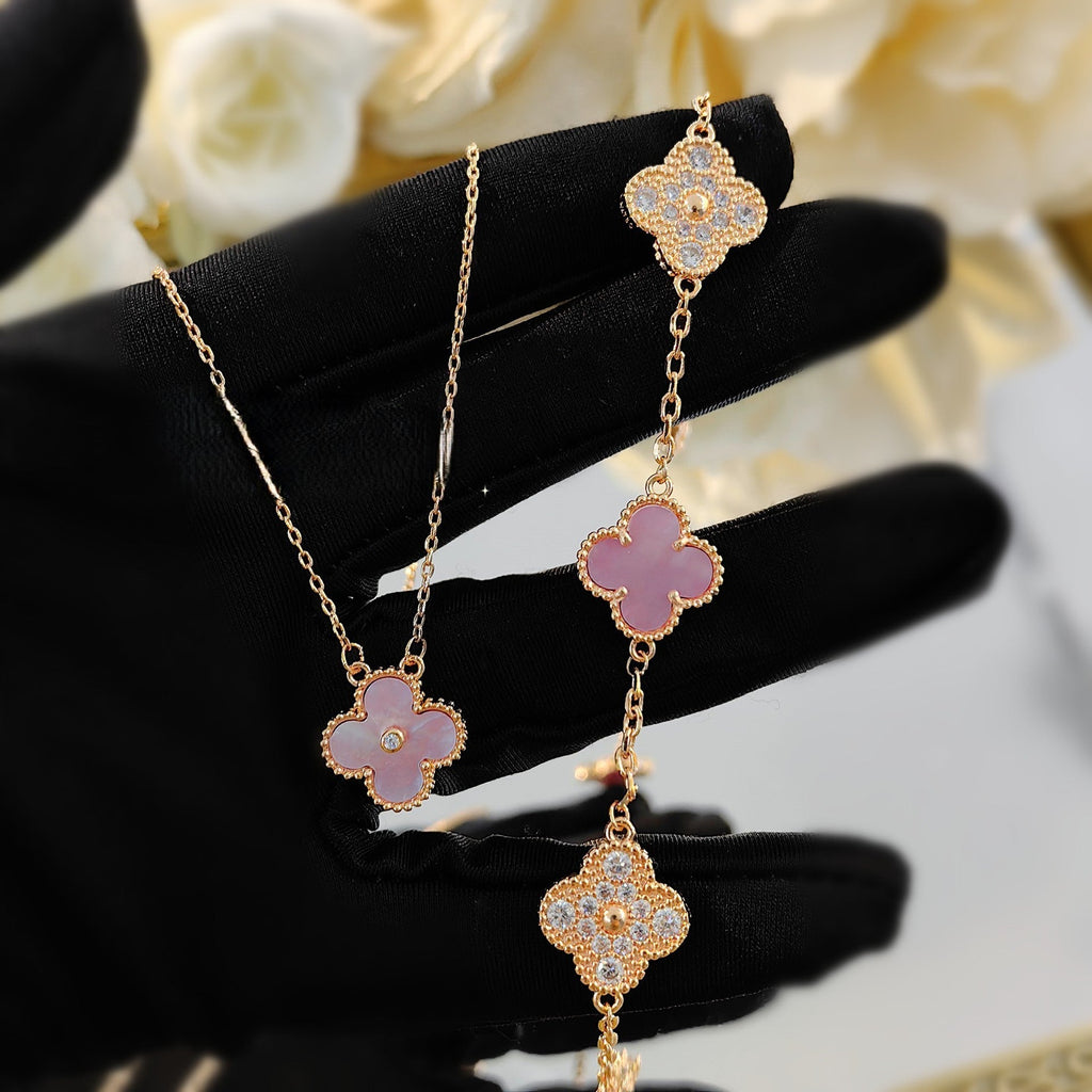 ダイヤモンドをあしらったピンクのフリチラリア四つ葉のクローバーの花のネックレスとイヤリングのセット