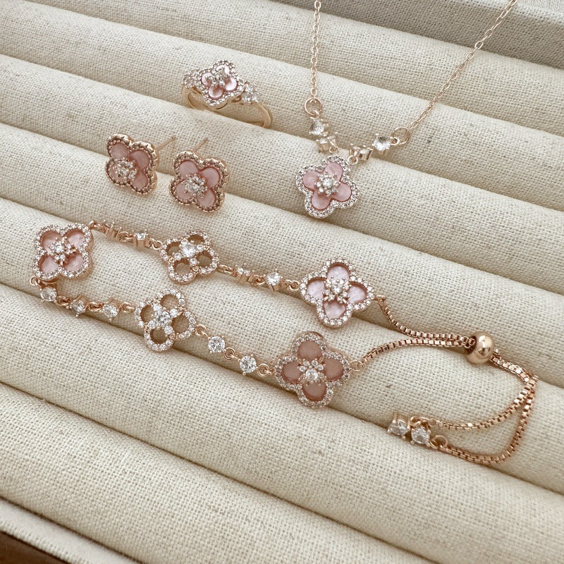 ピンクのクローバーの花とジルコンのローズゴールドのイヤリング、ネックレス、ブレスレット、リングのセット