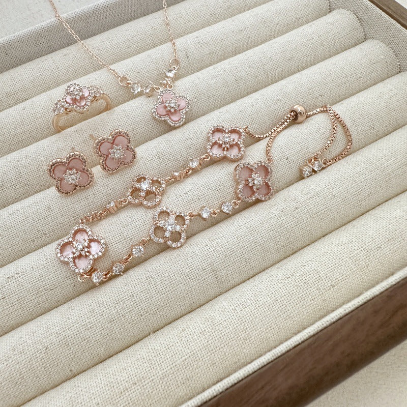 ピンクのクローバーの花とジルコンのローズゴールドのイヤリング、ネックレス、ブレスレット、リングのセット