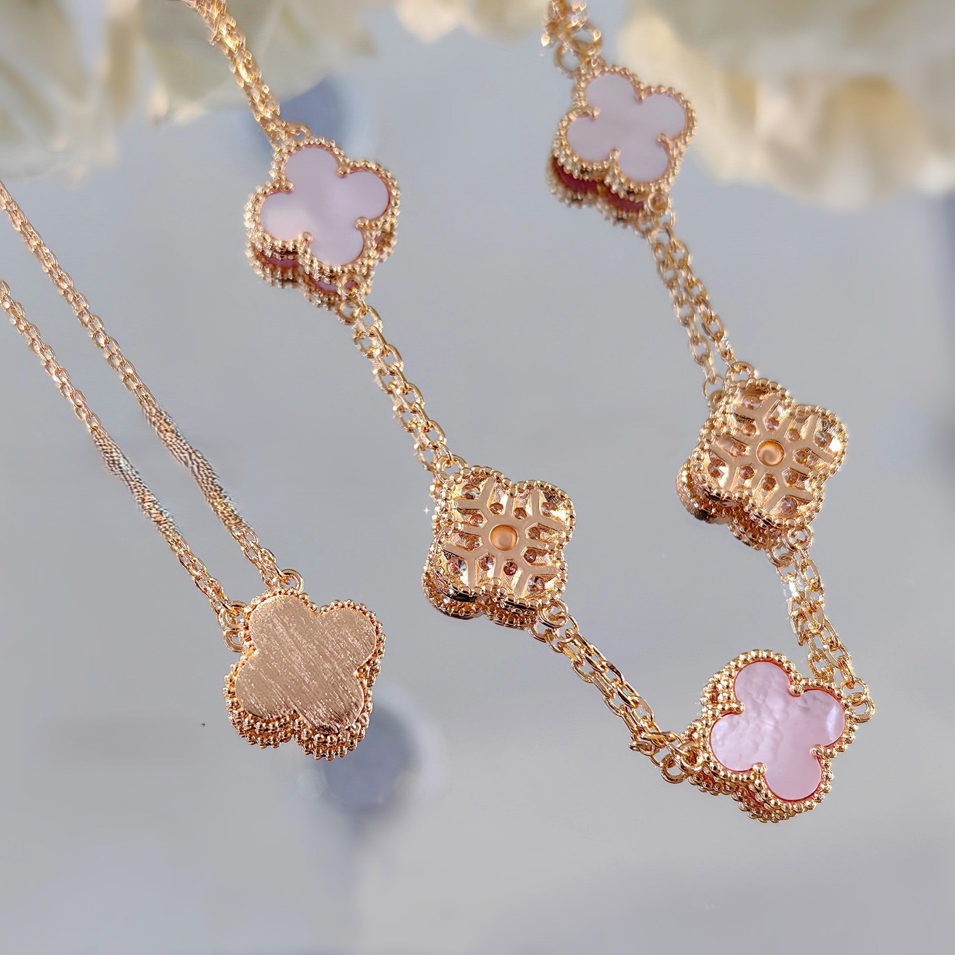 ダイヤモンドをあしらったピンクのフリチラリア四つ葉のクローバーの花のネックレスとイヤリングのセット