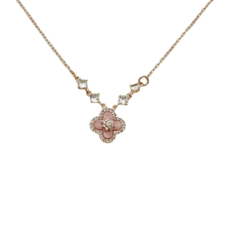 ピンクのクローバーの花とジルコンのローズゴールドのイヤリング、ネックレス、ブレスレット、リングのセット
