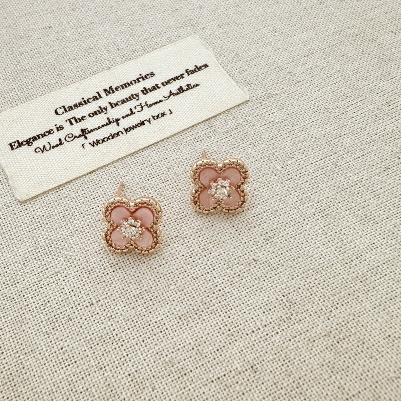 ピンクのクローバーの花とジルコンのローズゴールドのイヤリング、ネックレス、ブレスレット、リングのセット