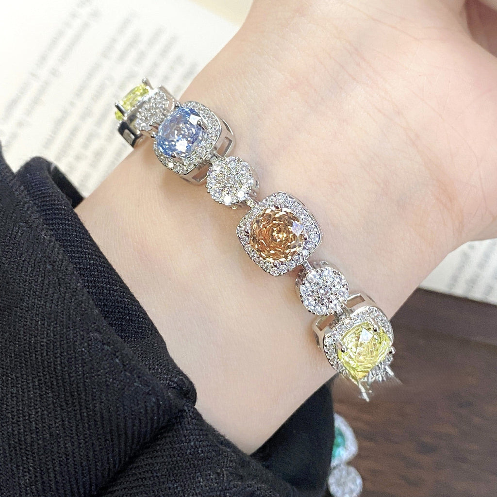 高炭素ダイヤモンドのバラがちりばめられたブルーのブレスレット。