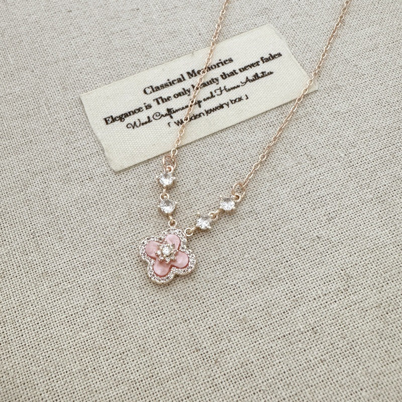 ピンクのクローバーの花とジルコンのローズゴールドのイヤリング、ネックレス、ブレスレット、リングのセット