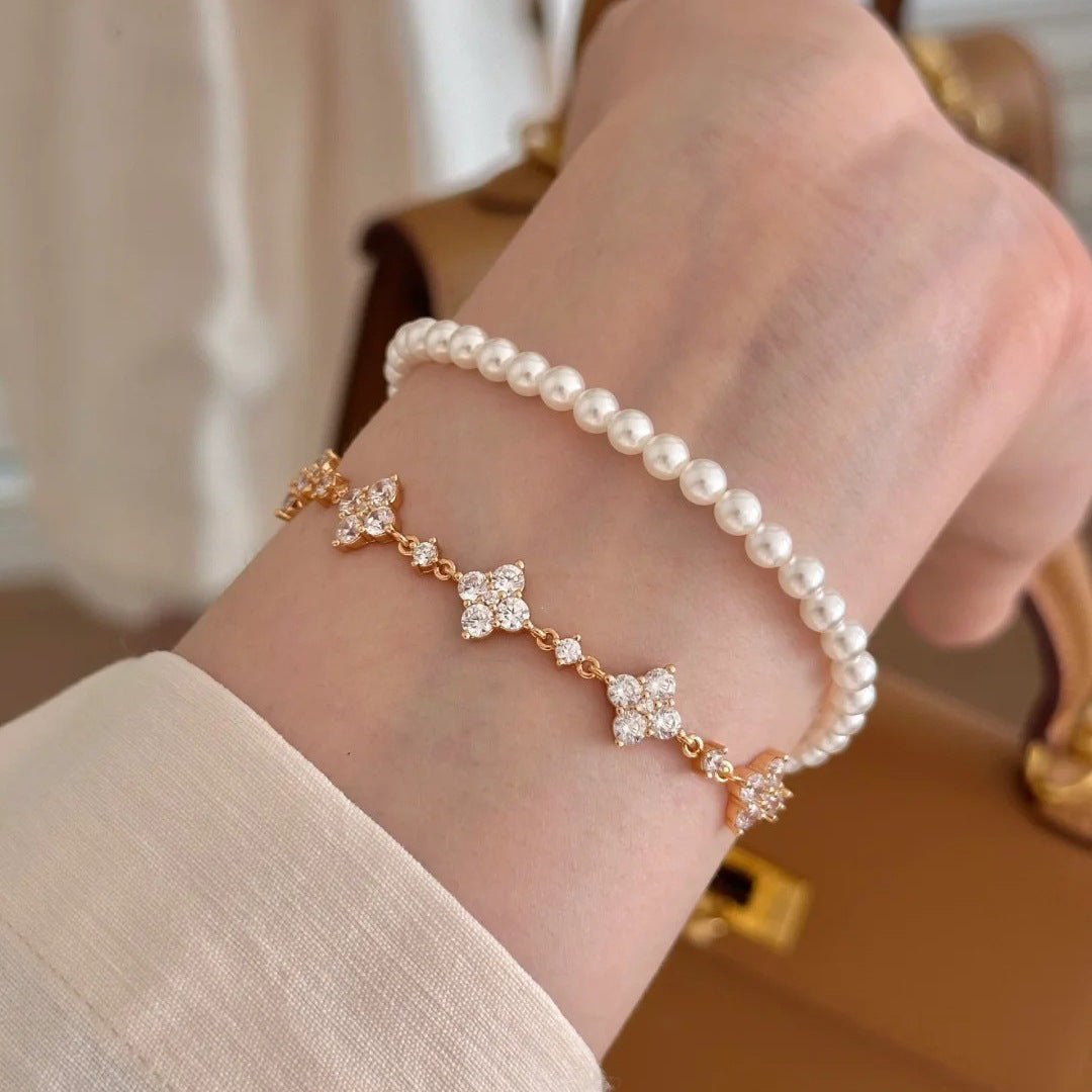 Clover Pulling High Carbon Diamond Bracelet